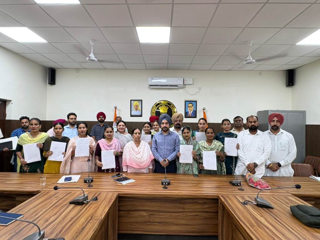 ओएसडी सुखवीर सिंह ने 11 आंगनवाड़ी वर्करों एवं हेल्परों को नियुक्ति पत्र वितरित किए